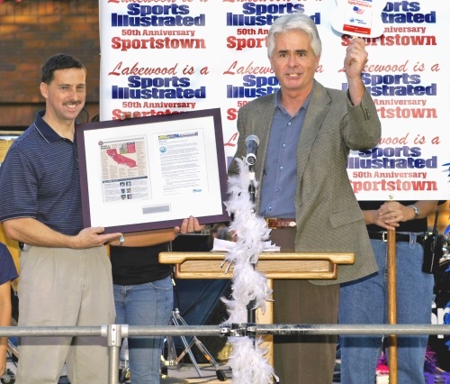 Mayor Todd Rogers accepts Sports Illustrated award