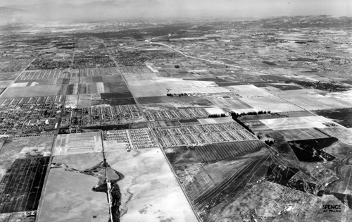 The Lakewood area in 1945 shown from the air. Empty fields are cut by roads and dry creeks. Some housing has already been built.
