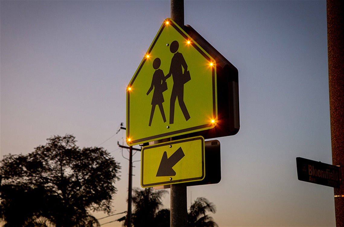 Edgelight sign for pedestrian crossing